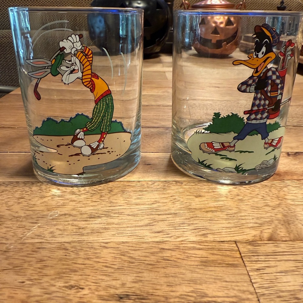2 piece set Vintage Warner Brothers Golf Scotch drinking glasses.